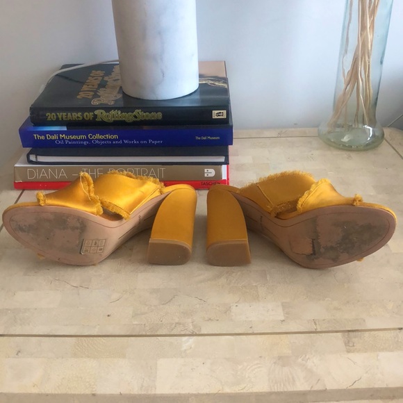 Stunning silk gold sandal heels from Dolce Vita - Picture 3 of 3